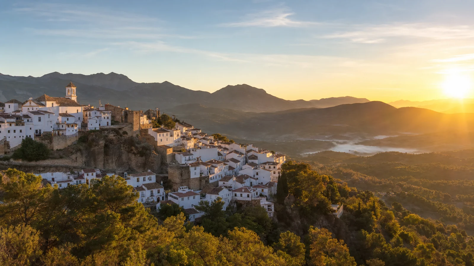Pueblo blanco de la Serranía de Ronda al amanecer entre montañas