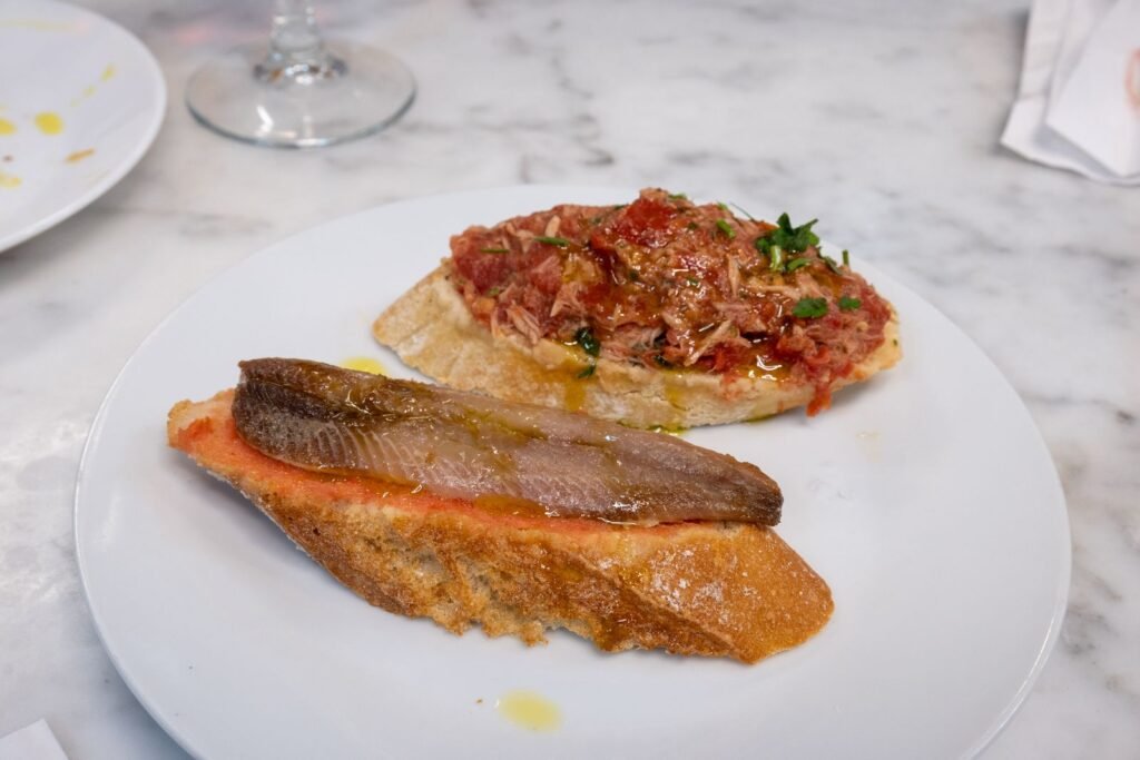 Plato de tapas españolas servido en un restaurante